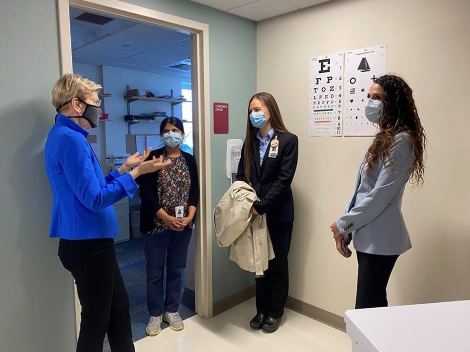 warren meets with major
